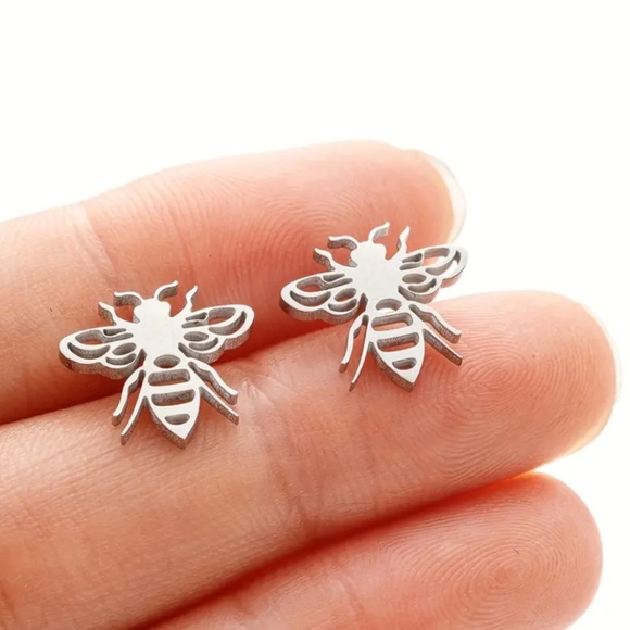 Joy co Jewelry Jewelry - NEW Dainty Bumble Bee stud Earrings Silver color - Boutique